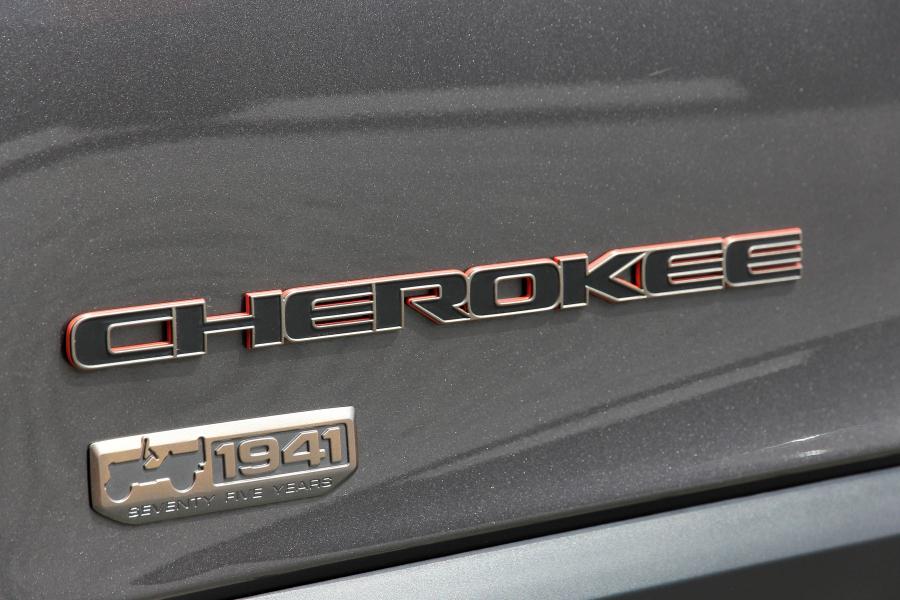 Логотип Jeep Cherokee 75th Anniversary (KL) 2016 года  (WW) (фото 21 из 24)